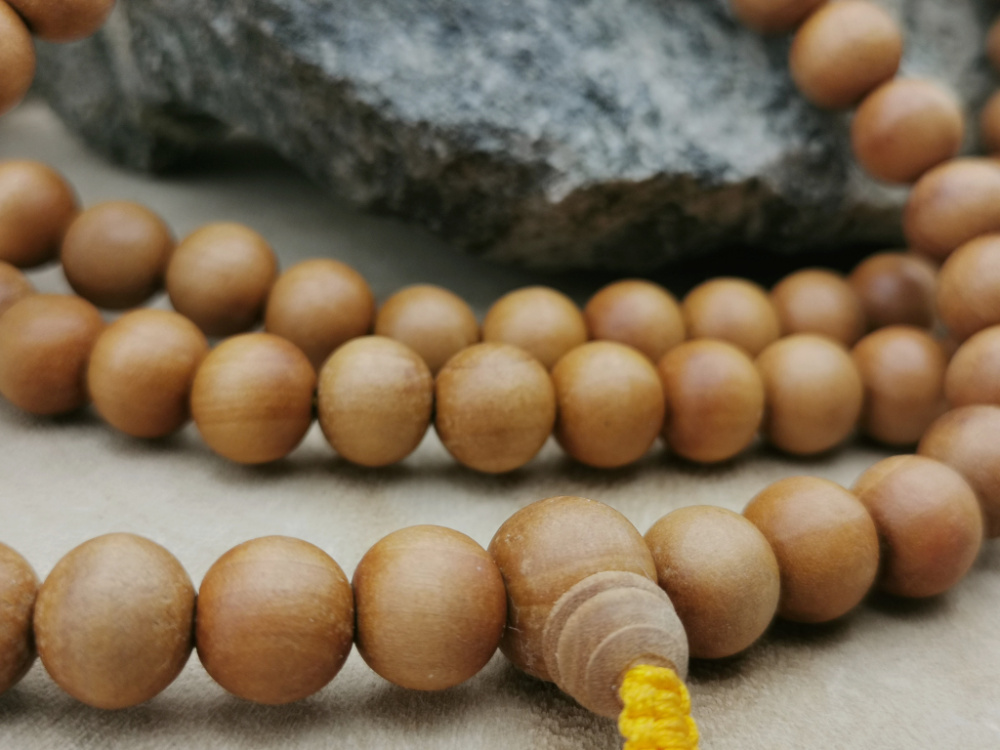 Preview: Sandelholz Mala mit 108+1 Perlen (10mm) – handgefertigt in Nepal mit traditionellem Knoten